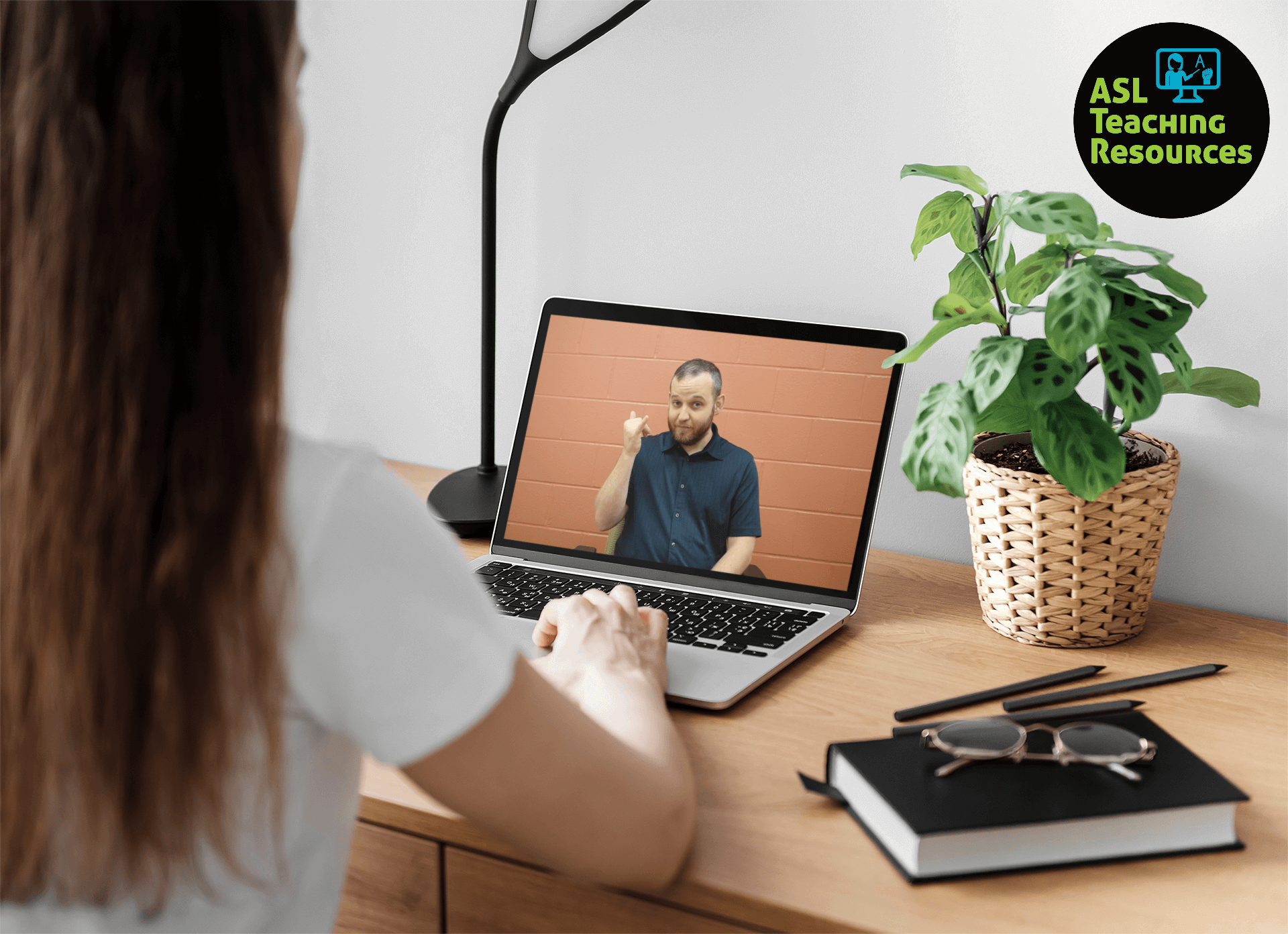 woman on laptop at her desk with asl tutor on screen